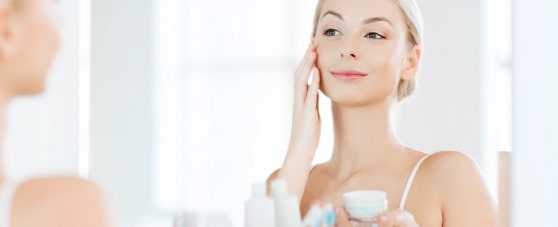 laboratoriosgilsan-joven-mujer-aplicandose-crema